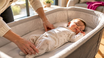 Ouder controleert of de reiswieg goed aansluit bij de baby