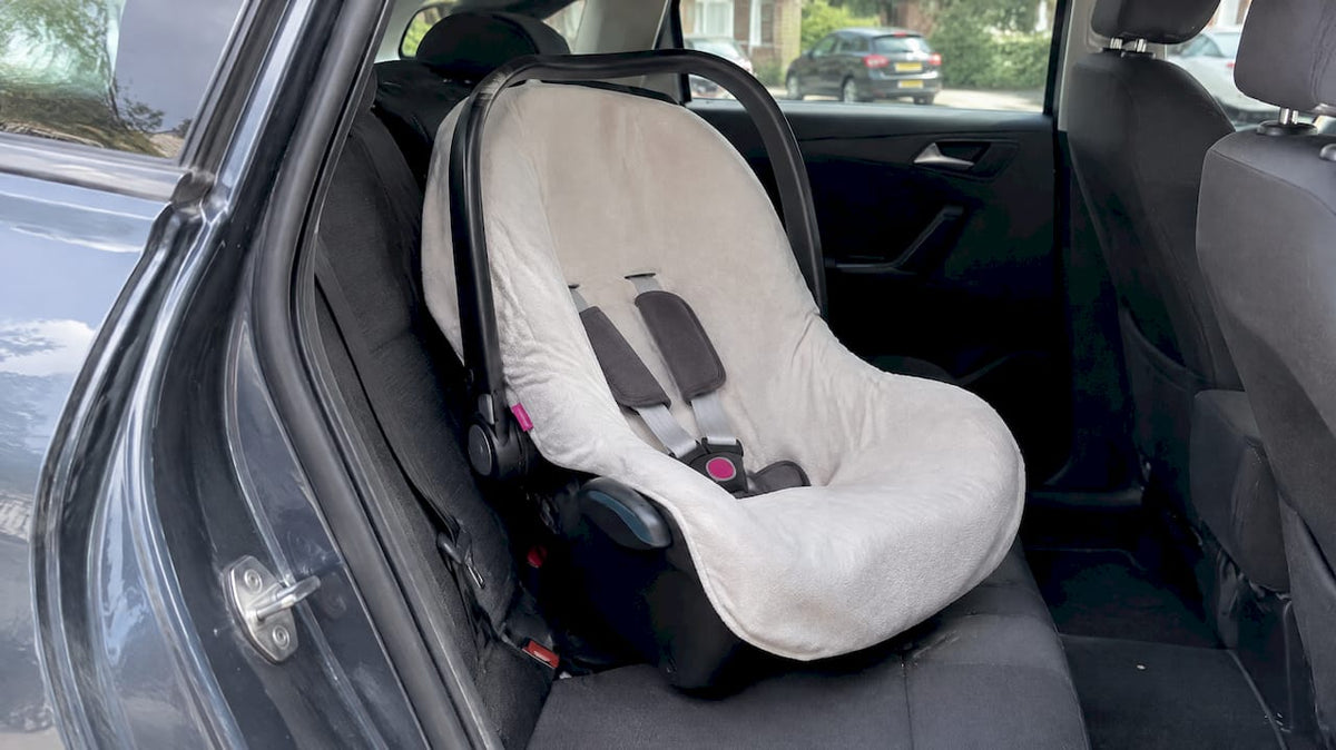 Zomerhoes voor de babyautostoel op de achterbank