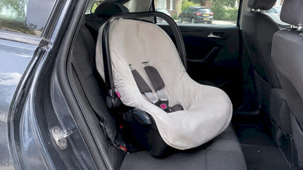 Zomerhoes voor de babyautostoel op de achterbank