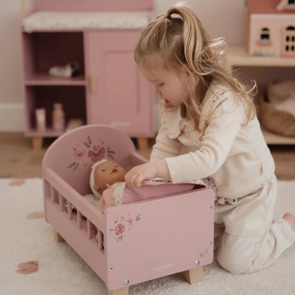 Houten poppenbedje