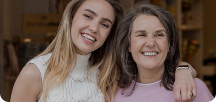 twee lachende vrouwen