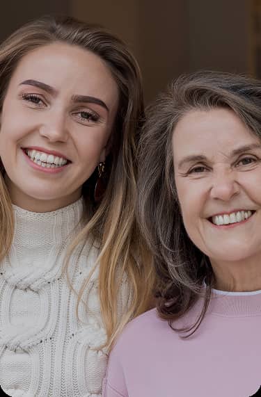 twee vrouwen die glimlachen