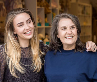 twee vrouwen die glimlachen