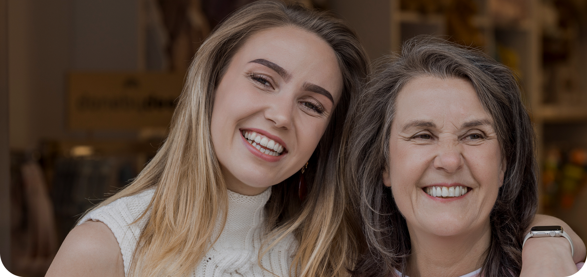 twee vrouwen die glimlachen